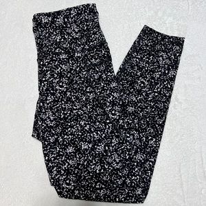 Old Navy Active Black, White, and Gray Pebbled Leggings with Pockets E13